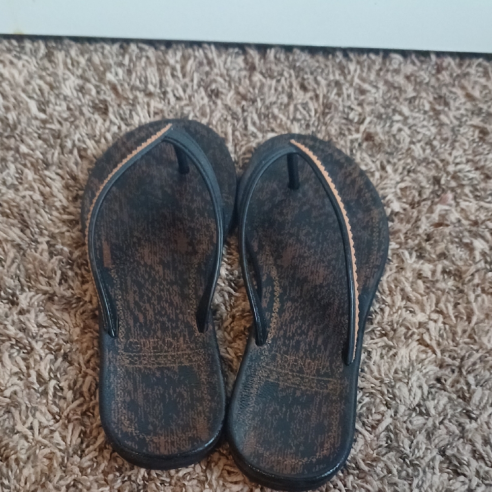 Title:Black & Brown Flip-Flops | Women’s US 6 | Lightly Worn